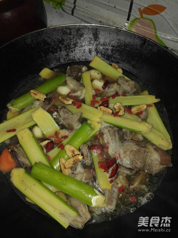 养生羊腩煲的做法