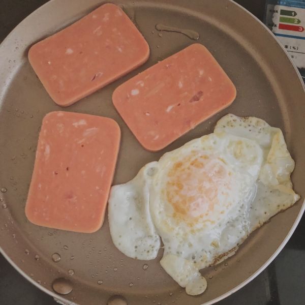 鸡蛋火腿番茄三明治