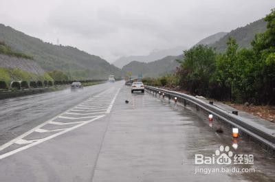 新手开车应该掌握的六个停车技巧