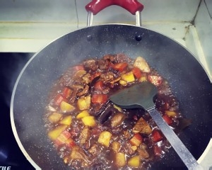 红烧土豆胡萝卜牛腩的做法