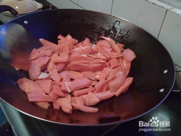 猪颈肉炒胡萝卜的做法