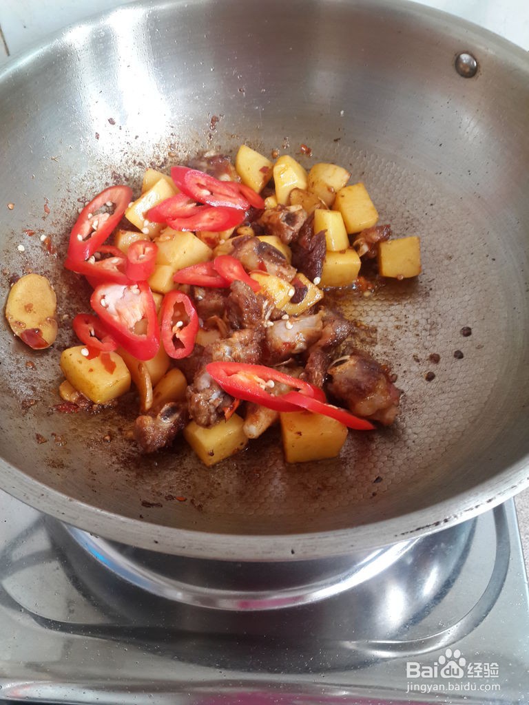 土豆焖排骨的做法