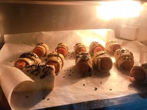 手抓饼烤肠卷,酥脆口感美味无比