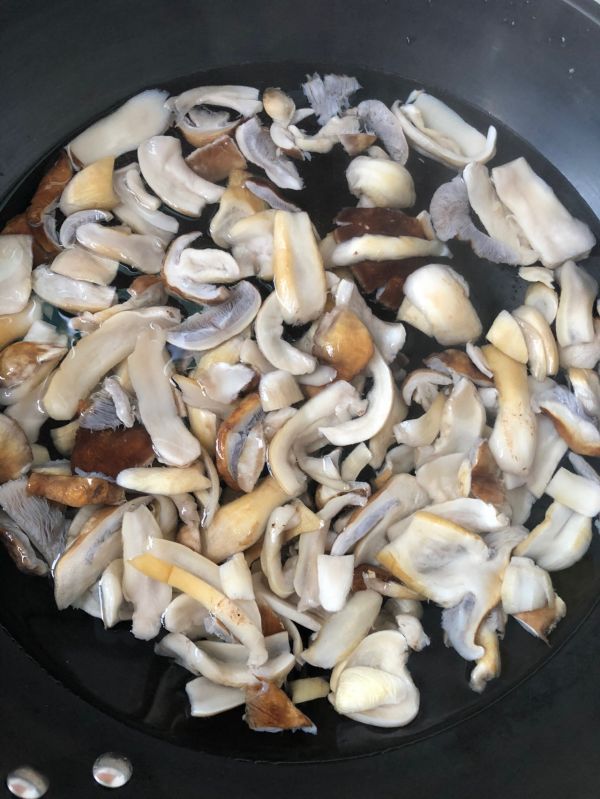 家常清炒赤松茸