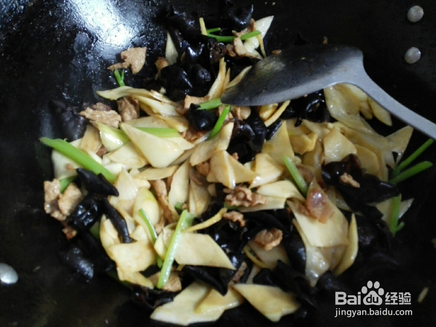 茭白木耳炒肉的做法