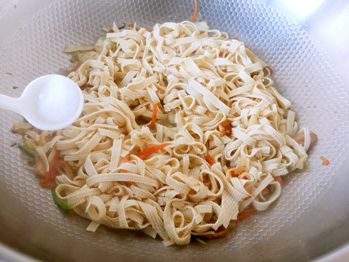 蒜苗豆腐皮怎么做,我教你呀