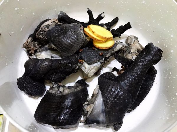 红枣桂圆乌鸡竹荪汤