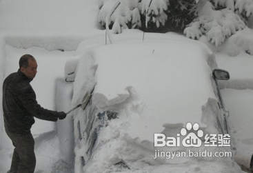 如何清理车上的积雪