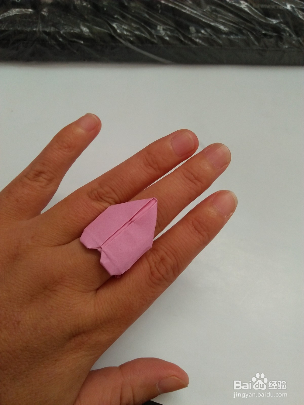 <b>怎么用纸折出漂亮的爱心戒指</b>