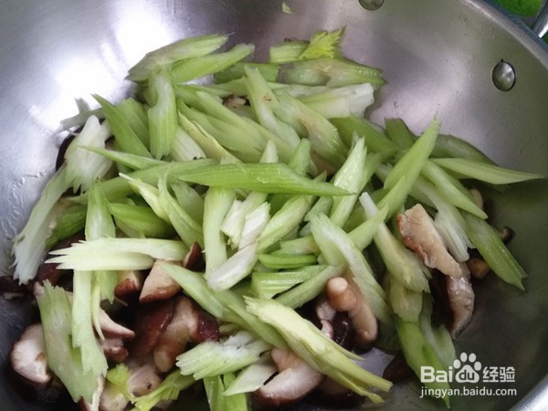 香菇炒芹菜的做法