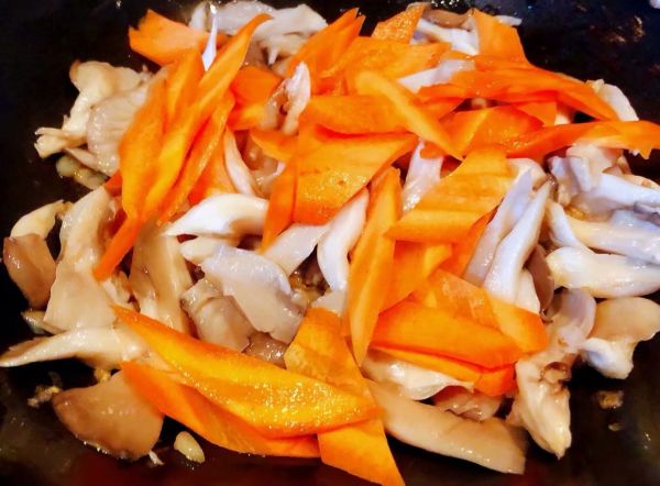 黄瓜胡萝卜炒平菇