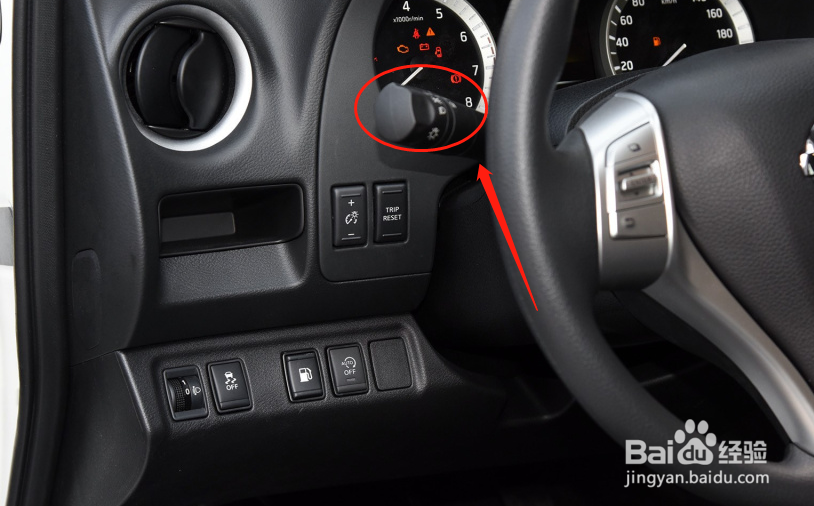 日产途达汽车雾灯调节方法