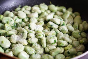 养生食补葱烧蚕豆的做法