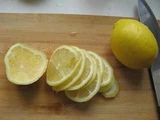 美容养颜~蜂蜜柠檬水!