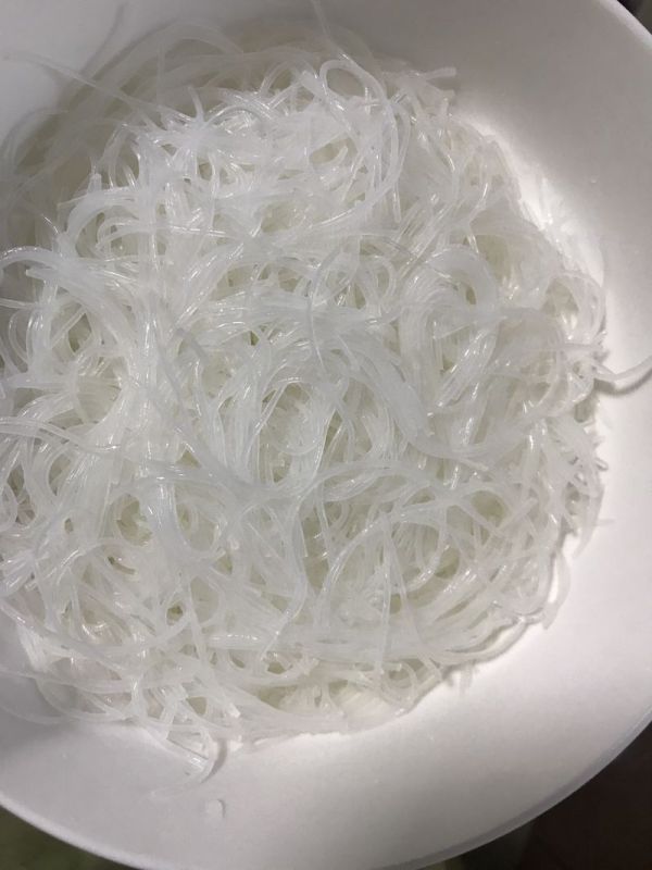 鲜虾火腿圆白菜炒粉丝