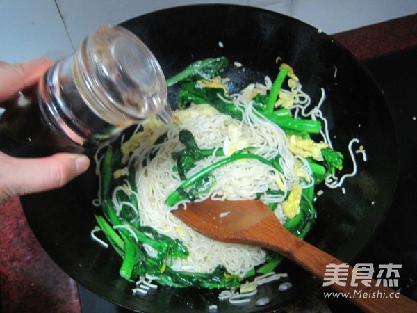 菜心蛋炒面的做法