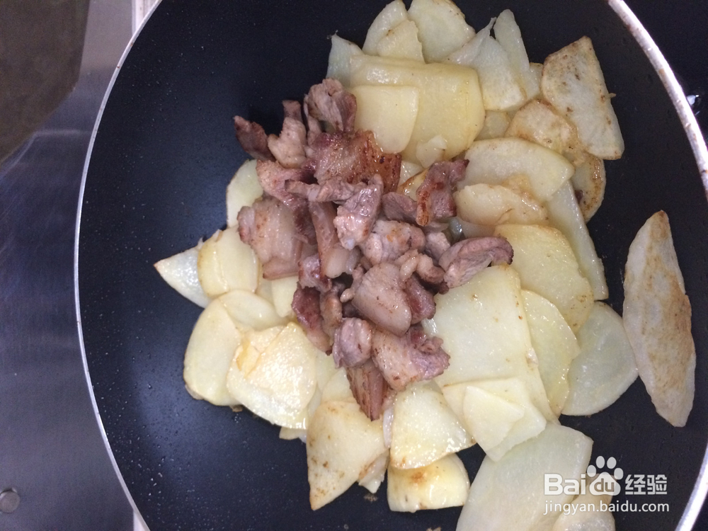 土豆爆炒五花肉的做法