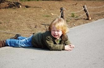 宝宝哭闹怎么办