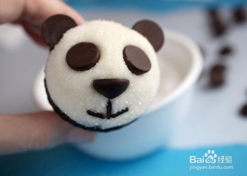 情人节礼物：小熊猫巧克力杯子蛋糕