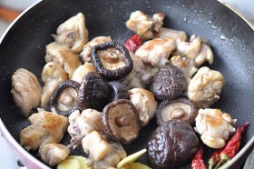 如何做无油香菇栗子鸡？