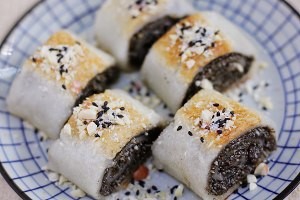 怎么做外酥里糯的核桃芝麻糯米卷
