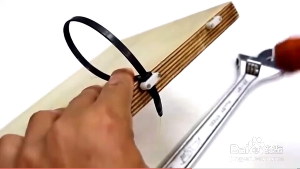 如何用简易绳套制作捕鼠器