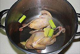 经典枣枸杞乳鸽汤
