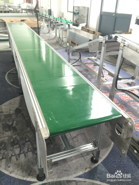 皮带输送机运行时皮带为什么会跑偏?