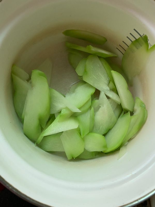 佛手瓜炒蟹味菇