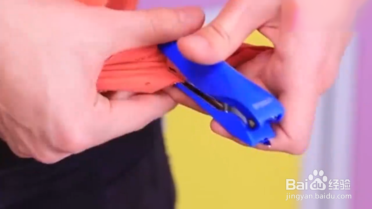 如何用订书机补好衣服