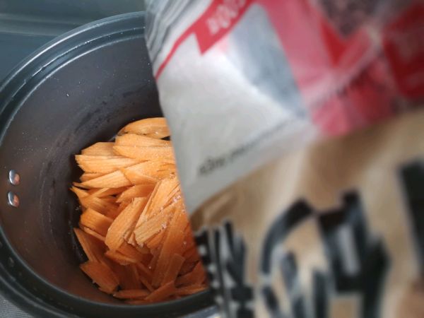 夏日快手清新凉拌胡萝卜