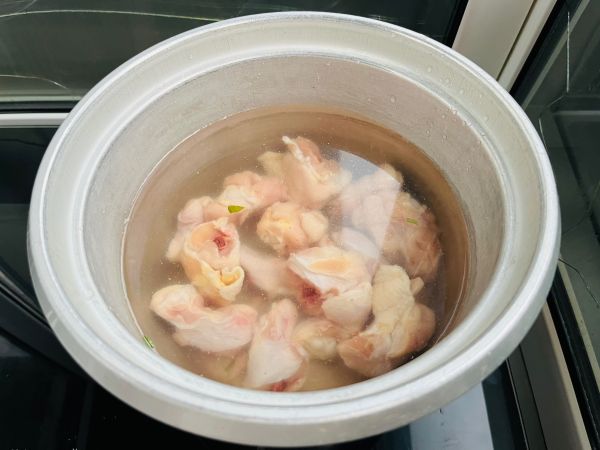 不需要炒糖色红烧鸡块焖鹌鹑蛋