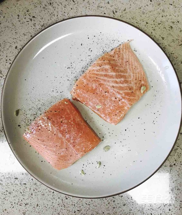 牛油果芝麻菜烤三文鱼汉堡