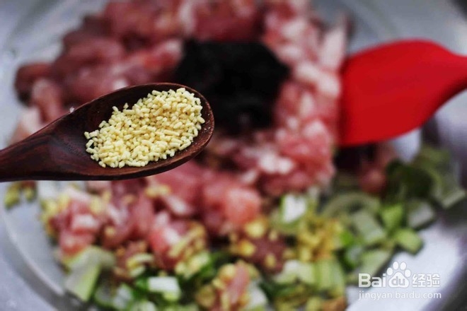 如何做出香味十足的猪肉白菜豆干馅饼