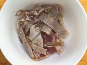 瑶柱鱿鱼干炒粉丝的做法