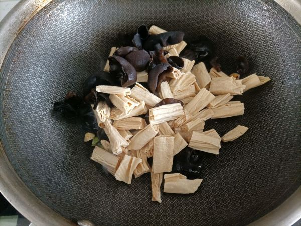 木耳腐竹炒青椒