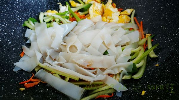 醋蛋生丝炒凉皮