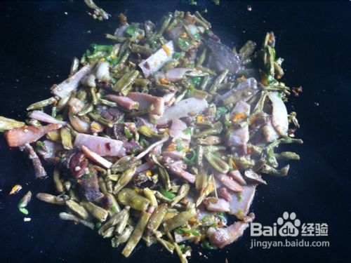 扑豆角炒腊肉的作法