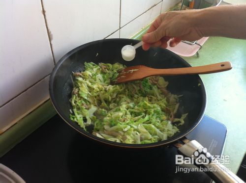 #我的拿手菜#教你烹饪美味的肉丝炒卷心菜