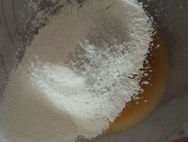 传统广式蛋黄月饼