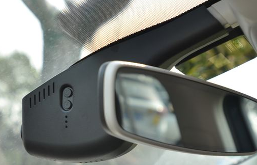 柯迪亚克安装隐藏式行车记录仪后大灯常亮是怎么回事