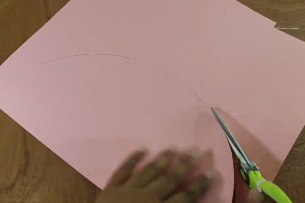 怎么用卫生纸制作芭比娃娃的晚礼服