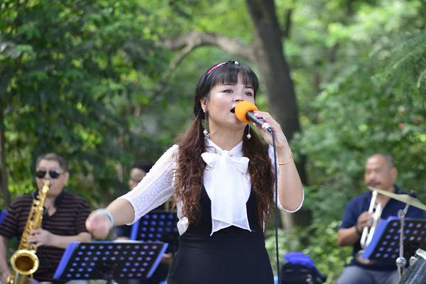 形容女人唱歌声音好听🈶️哪些句子或成语