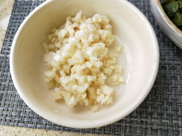 蒜泥豆豉凉拌香椿