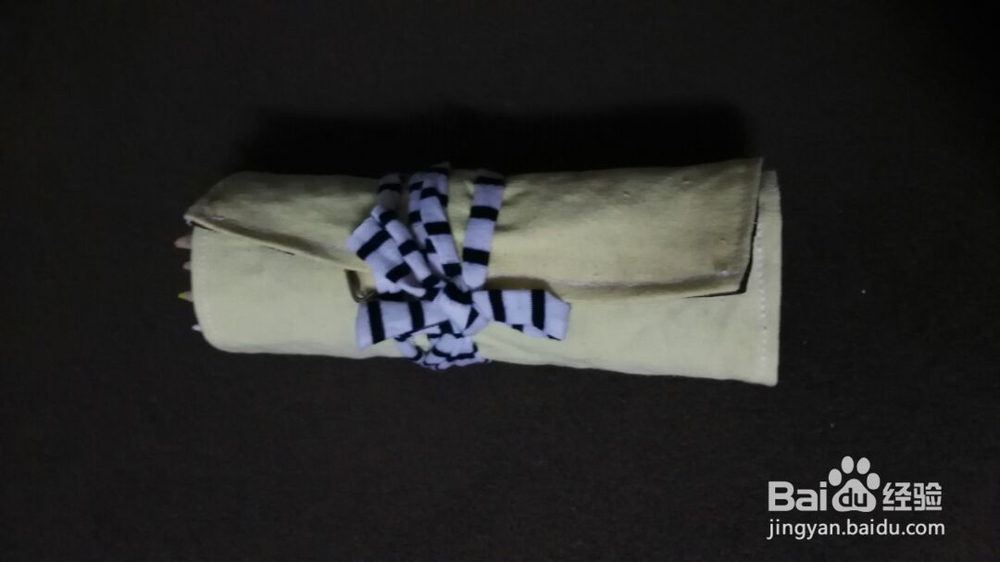 心灵手巧的妈妈做笔帘