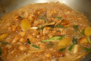 板栗烧鸡的做法