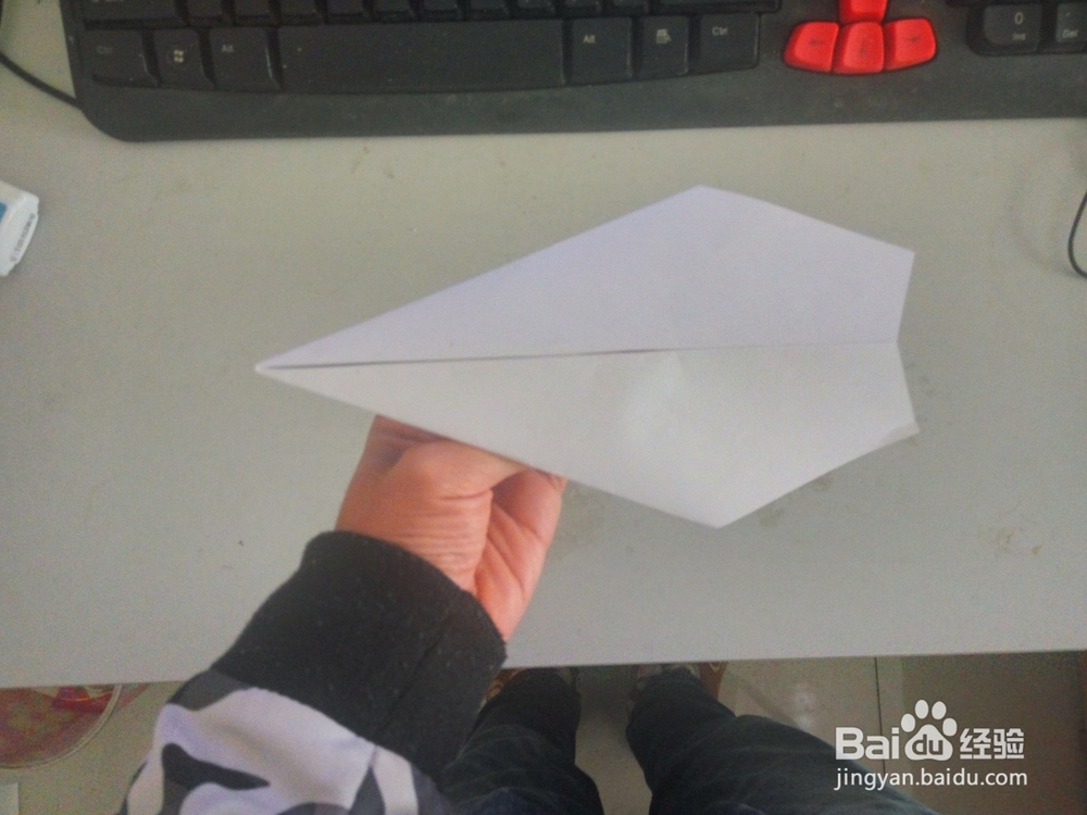 如何制作飞的持久的纸飞机