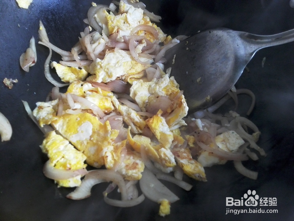 鸡蛋炒洋葱如何做(家常快速圆葱和鸡蛋怎样炒)
