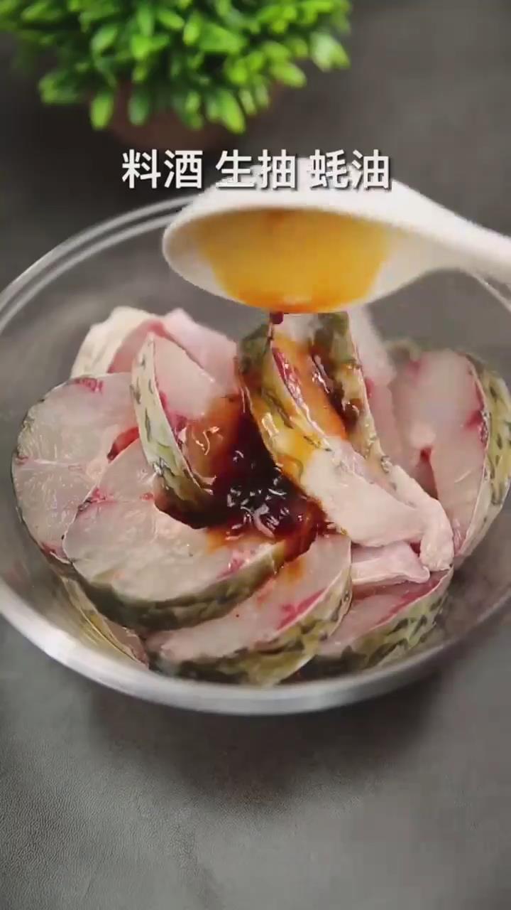 怎样做葱香草鱼？