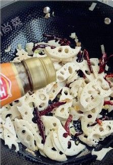 切、炝是这道菜的好吃秘笈--酸辣炝藕